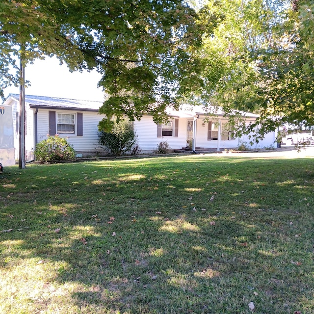 single story home featuring a front lawn