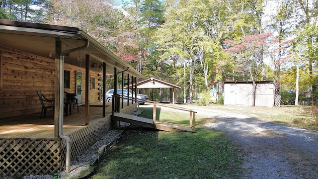 view of yard featuring a shed