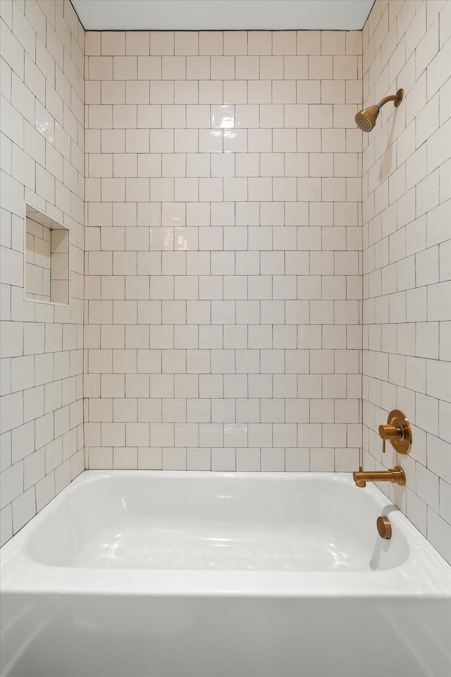 bathroom with tiled shower / bath