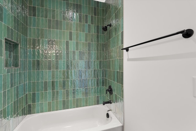 bathroom featuring tiled shower / bath