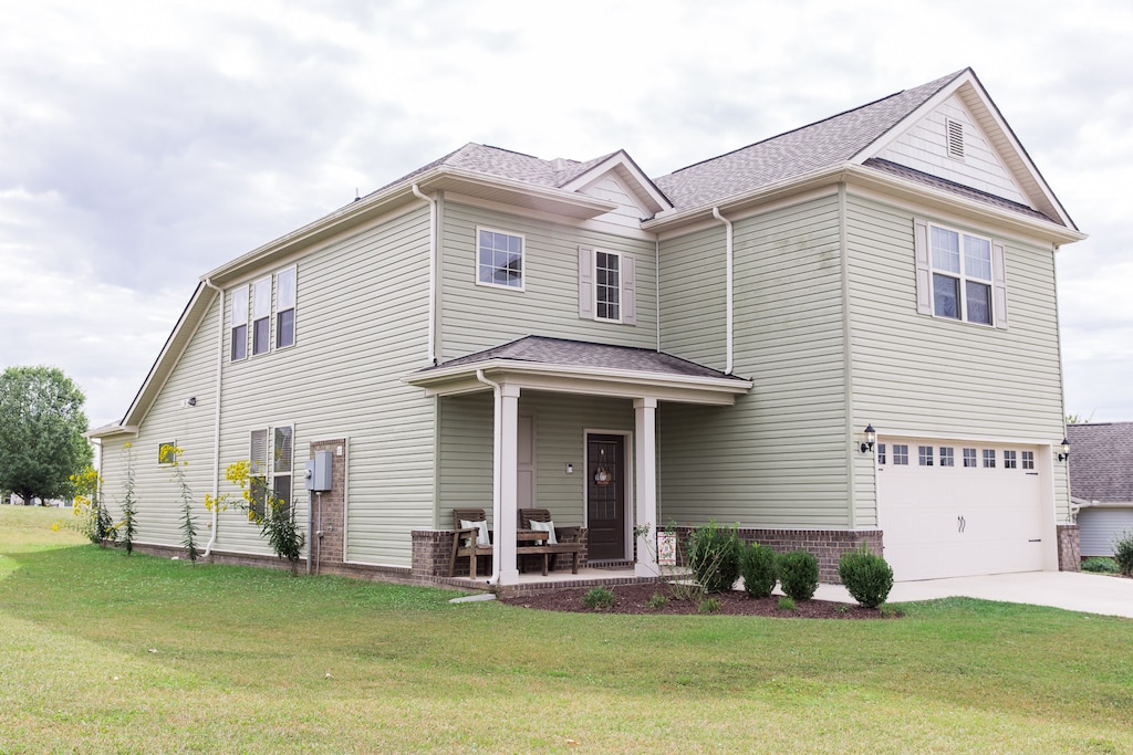 view of front of property featuring a front lawn and a garage