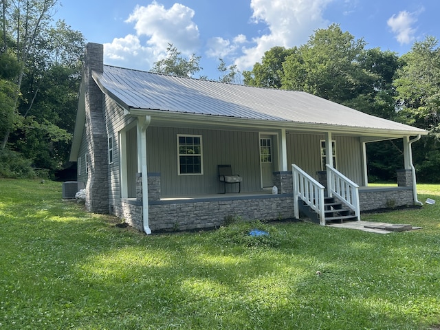 view of front facade featuring a porch and a front lawn