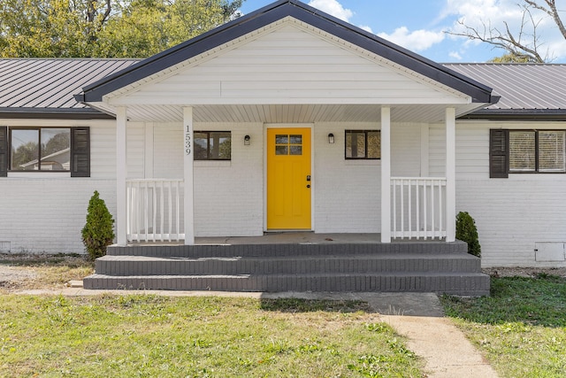 view of front facade with a front yard and a porch