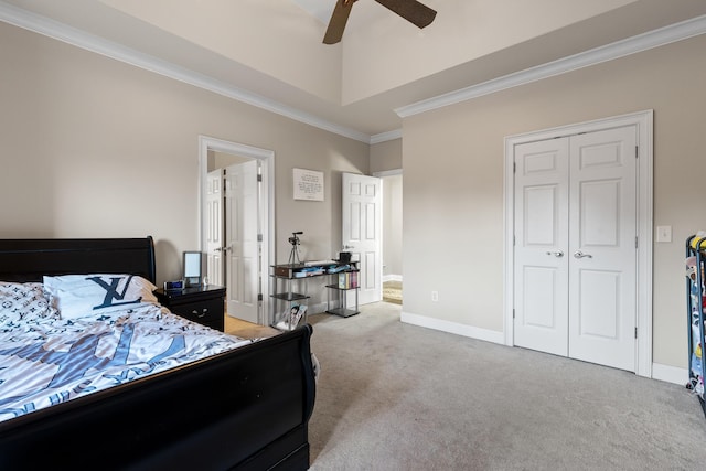 bedroom featuring crown molding, light carpet, a closet, and ceiling fan