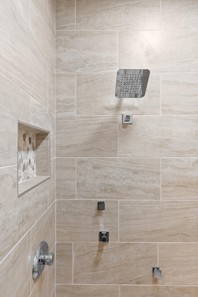 bathroom featuring tiled shower