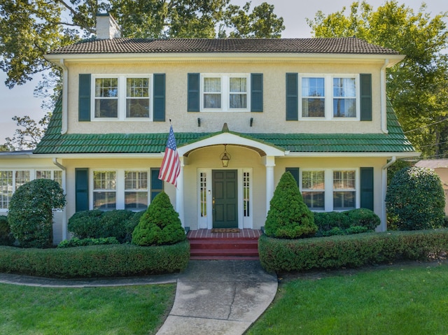 view of front of property with a front yard