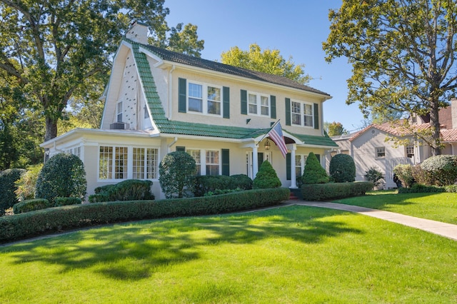 colonial house featuring a front lawn