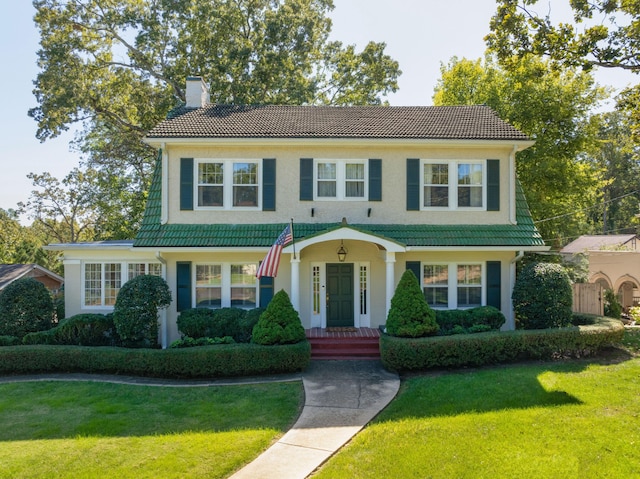 view of front of house featuring a front lawn