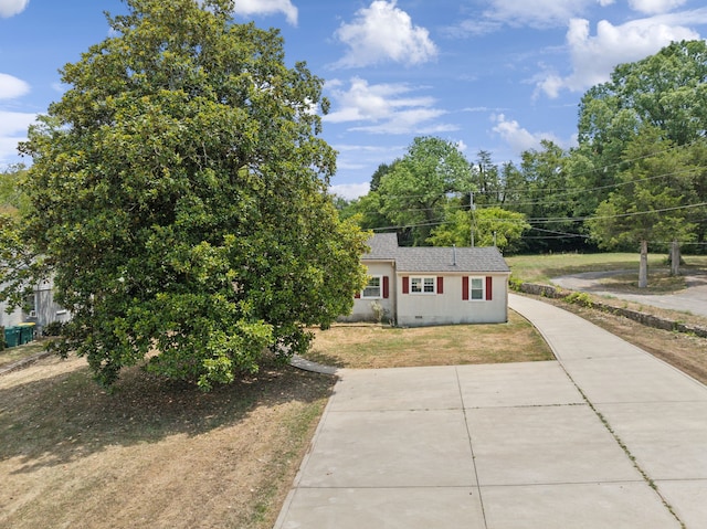 view of front of home featuring a front lawn