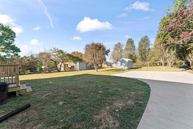 view of yard featuring a storage unit