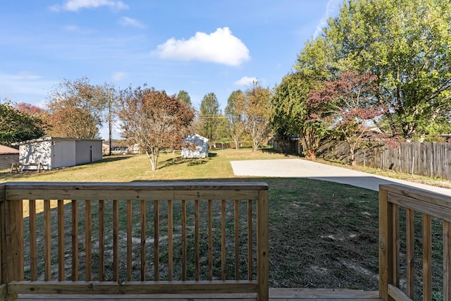 view of yard with a storage unit