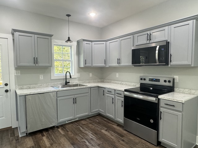 kitchen featuring dark wood-type flooring, appliances with stainless steel finishes, sink, and gray cabinets