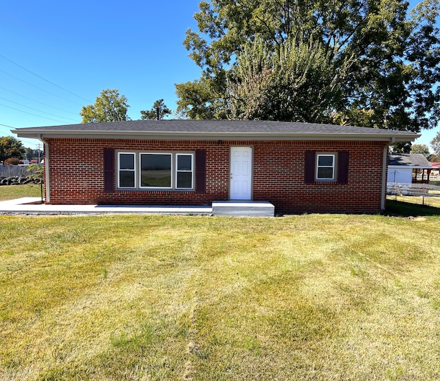 ranch-style home with a front yard