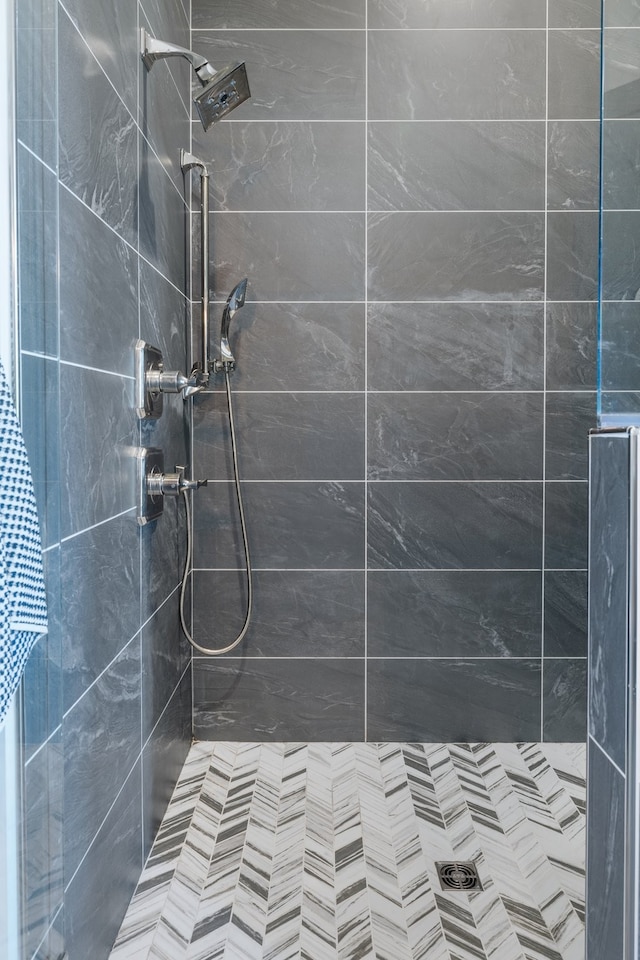 bathroom featuring a tile shower