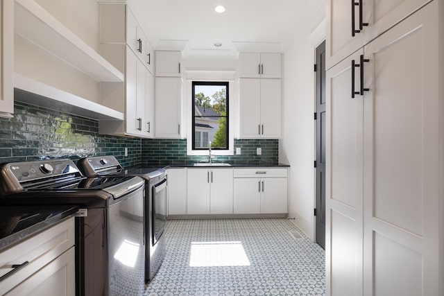 laundry room featuring sink, cabinets, and washing machine and clothes dryer