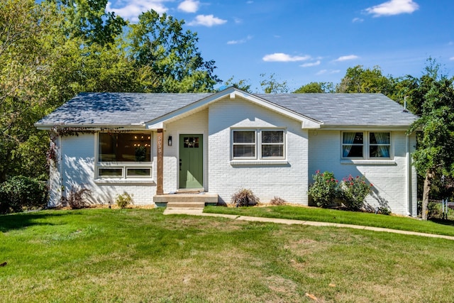 single story home featuring a front lawn