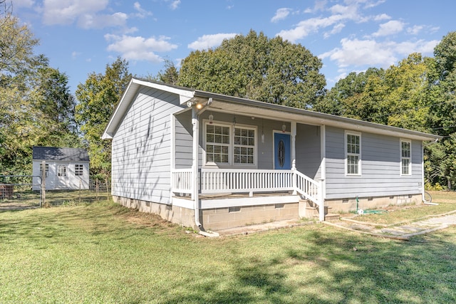 view of front of house featuring a shed and a front lawn