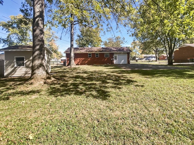 view of yard featuring an outbuilding