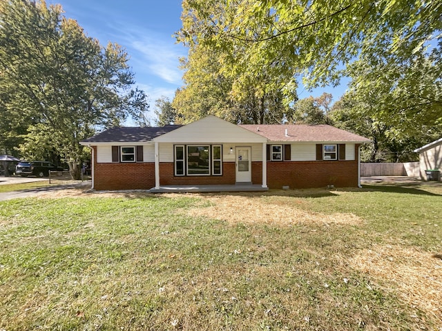 ranch-style home featuring a front lawn