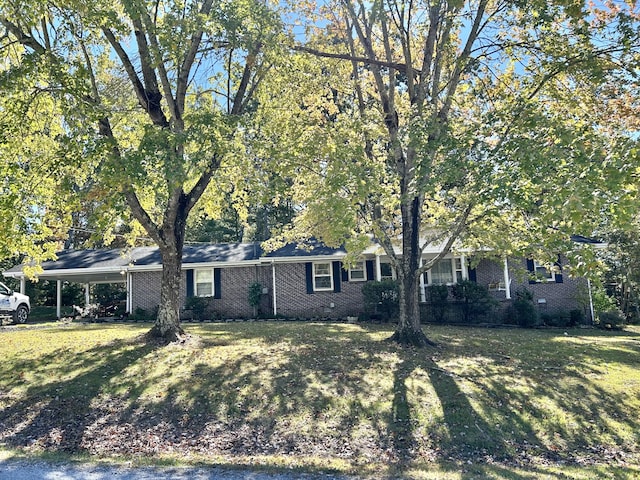 single story home with a front lawn