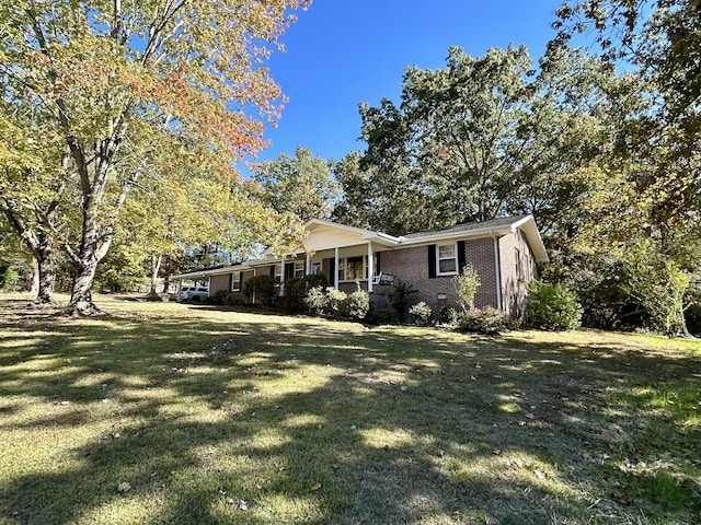 single story home with a front lawn