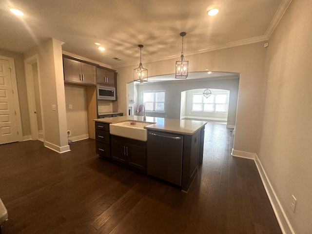 kitchen featuring sink, hanging light fixtures, stainless steel appliances, dark hardwood / wood-style flooring, and a kitchen island with sink