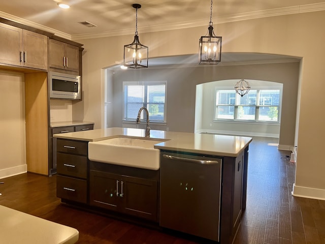 kitchen with sink, hanging light fixtures, a center island with sink, and appliances with stainless steel finishes