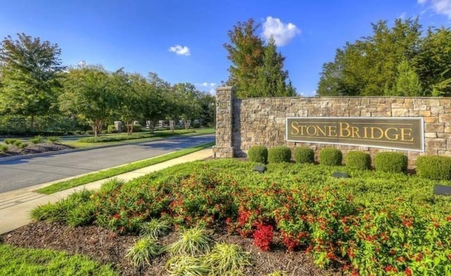 view of community / neighborhood sign