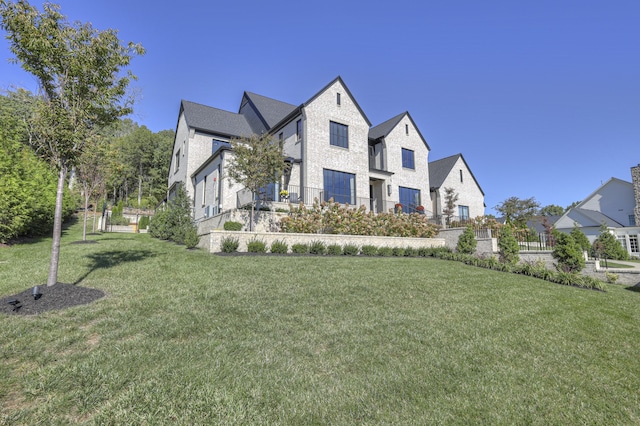 view of front facade with a front lawn