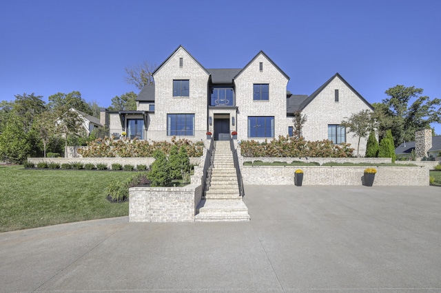 view of front of property featuring a front lawn