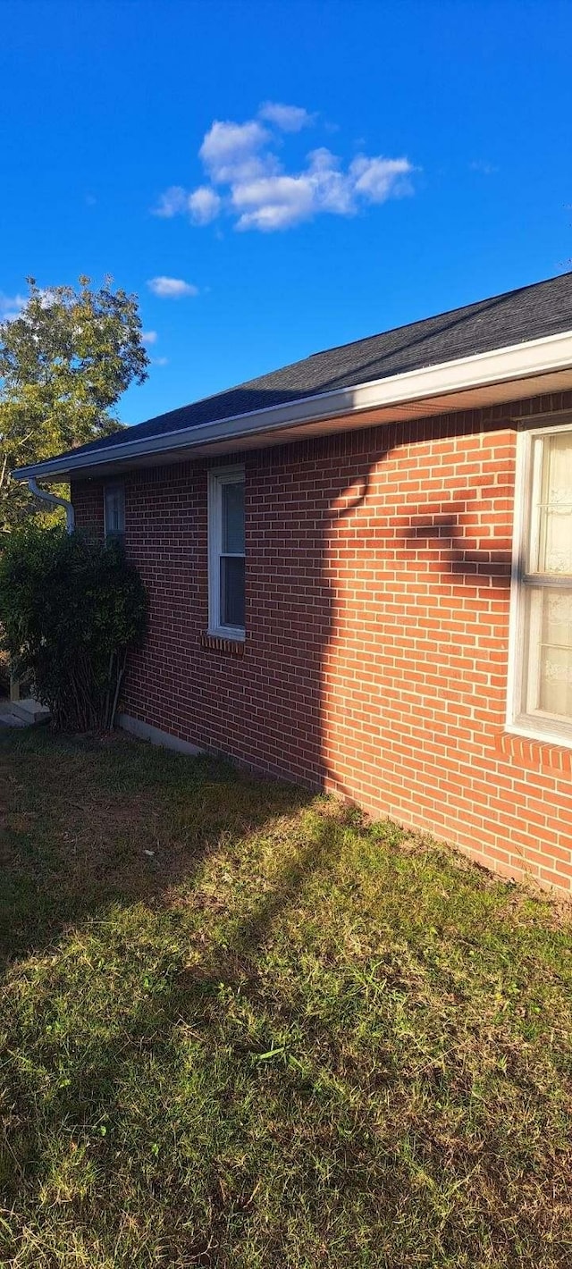 view of side of property featuring a lawn