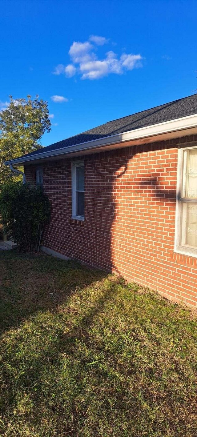 407 College Ave E, Carthage, TN 37030 - view of home's exterior with brick siding and a lawn