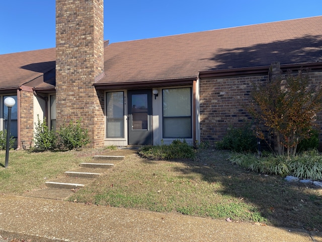 view of front of property with a front yard