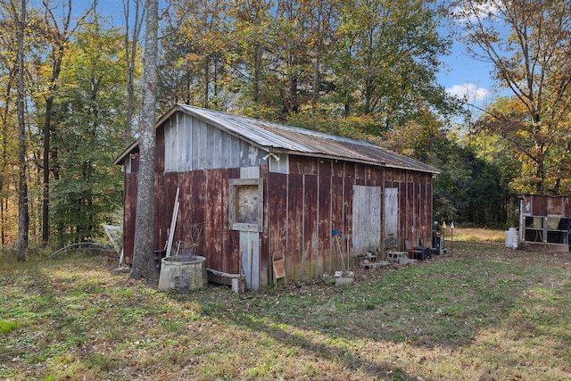 view of outdoor structure featuring a yard