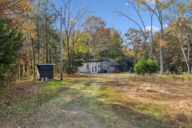 view of yard featuring an outdoor structure