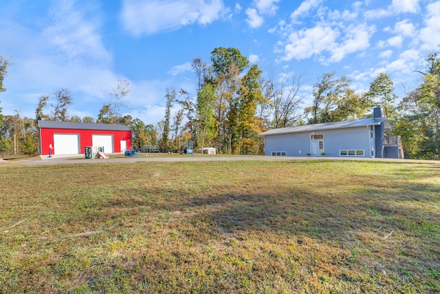 view of yard with an outdoor structure and a garage