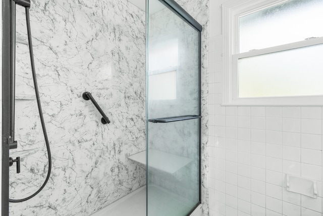 bathroom featuring tiled shower