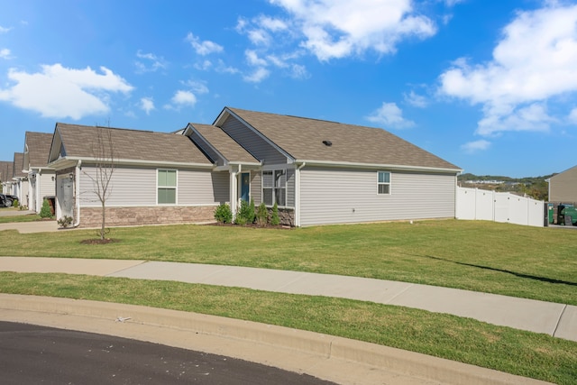 view of front facade featuring a front yard