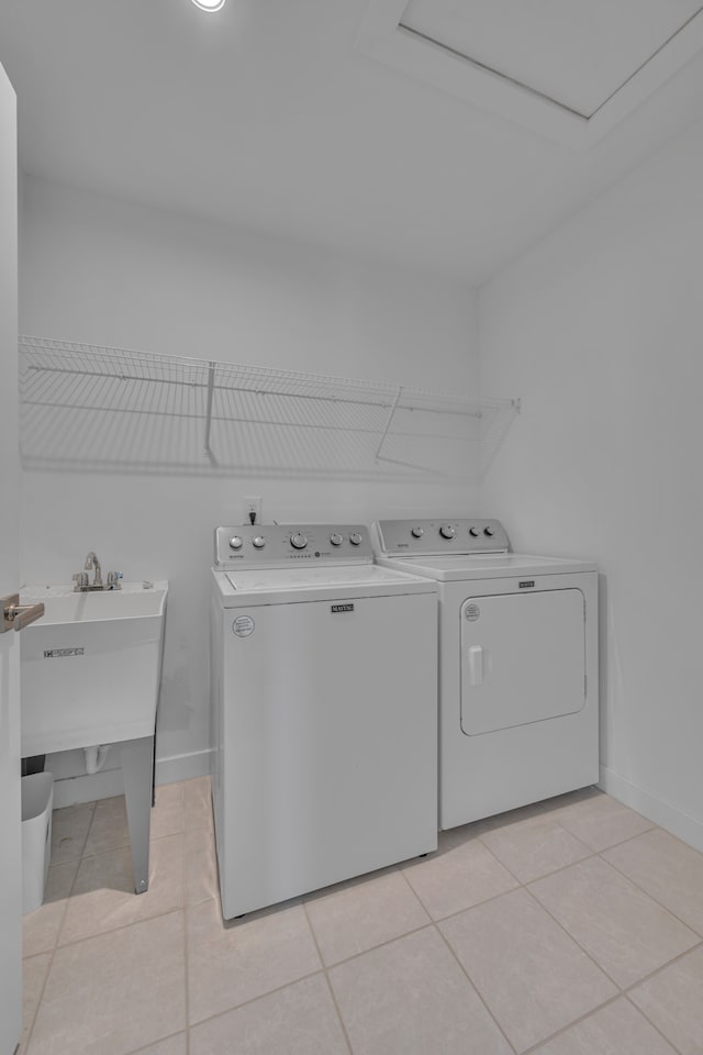 laundry room featuring light tile patterned floors and washing machine and clothes dryer