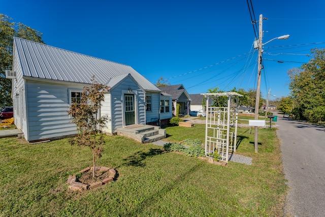 exterior space featuring a front yard