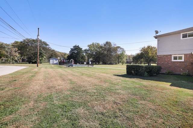 view of yard featuring a shed