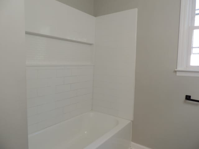 bathroom featuring tiled shower / bath