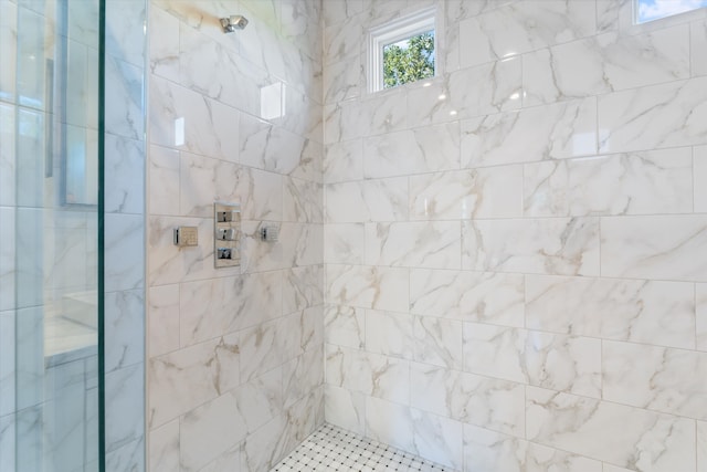 bathroom featuring tiled shower