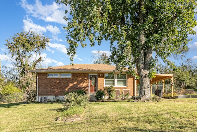 view of front of home featuring a front yard and a carport