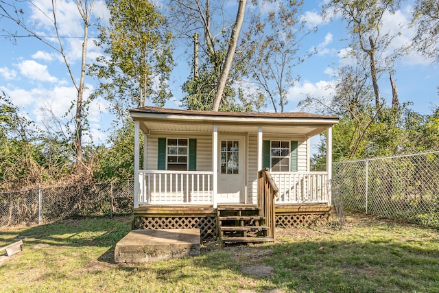 view of front of house featuring a front lawn and covered porch