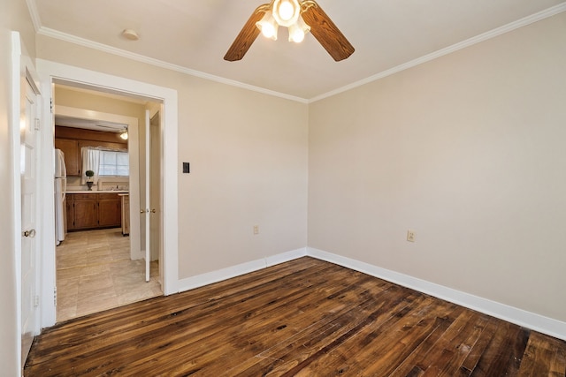 empty room featuring light hardwood / wood-style floors, crown molding, and ceiling fan