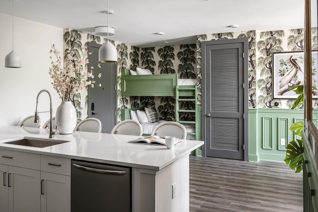 kitchen with gray cabinets, sink, hanging light fixtures, and dark wood-type flooring