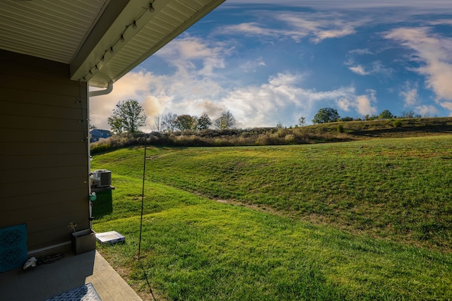 view of yard featuring a rural view