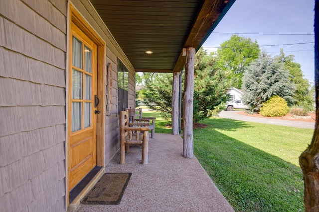 609 Whitthorne St, Shelbyville, TN 37160 - covered porch featuring a lawn