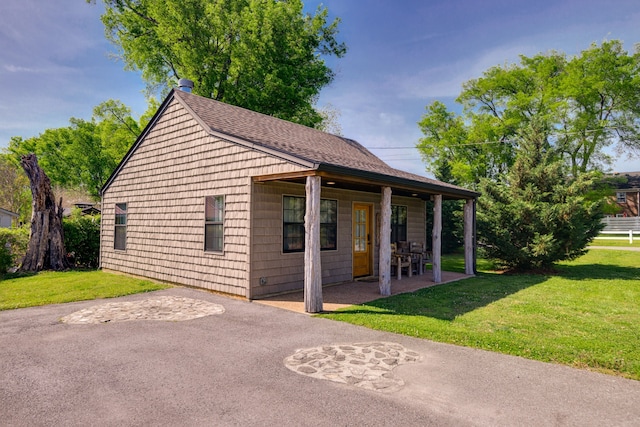 view of front facade featuring a patio and a front yard